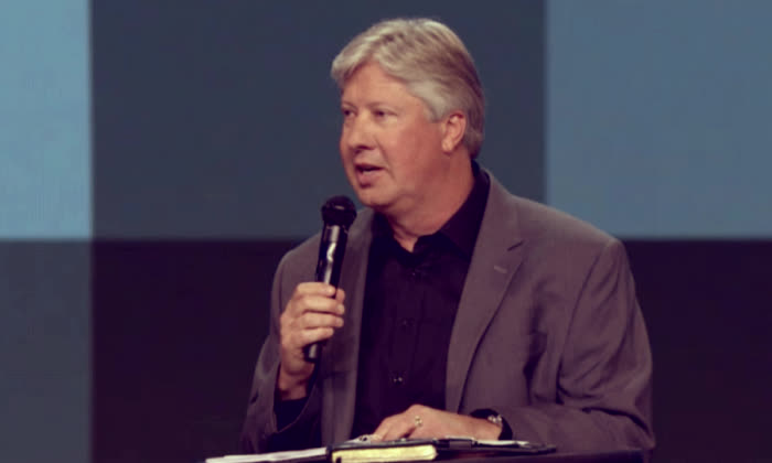Pastor Robert Morris przemawiał w kościele Gateway w Southlake, Teksas, 2 czerwca 2018 roku.