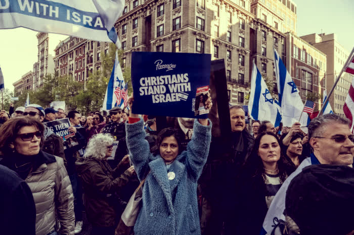 Sympatycy Izraela, w tym ewangeliczni chrześcijanie, uczestniczyli w marszu United for Israel przed Uniwersytetem Columbia 25 kwietnia 2024 roku w Nowym Jorku. Reakcją zwolenników Izraela były działania podejmowane na coraz większej liczbie uniwersytetów w całym kraju, gdzie studenci protestujący organizują obozowiska popierające Palestynę na terenie uczelni.