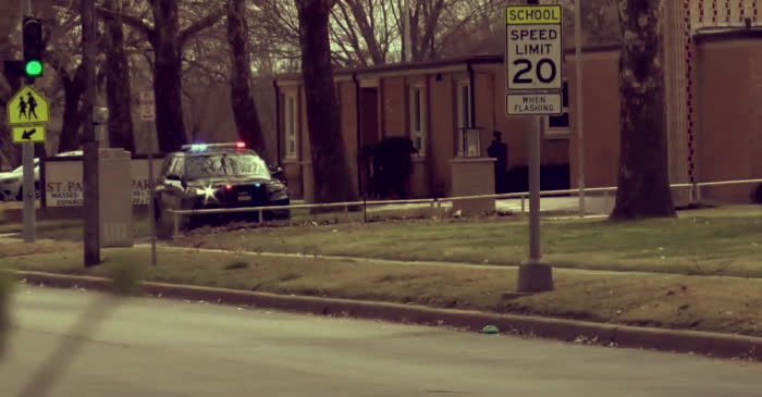 Przed kościołem katolickim Świętego Patryka w Wichita, Kansas, w marcu 2025 roku, zaparkowany jest radiowóz. Doszło do tego tuż po tym, jak wierni odkryli akty wandalizmu wewnątrz świątyni.