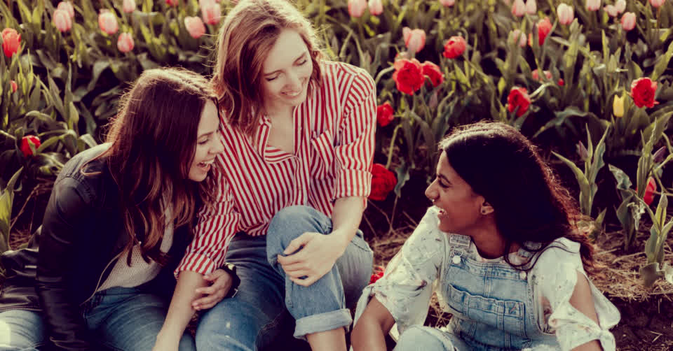 Znaczenie Międzynarodowego Dnia Kobiet z Perspektywy Chrześcijańskiej Kobiety

Międzynarodowy Dzień Kobiet, obchodzony każdego roku 8 marca, stanowi kluczowy moment do refleksji nad postępami oraz dalszymi wyzwaniami związanymi z równością płci z perspektywy chrześcijańskiej kobiety. Dla wielu z nas, ten dzień jest przypomnieniem o sile, odwadze i niezachwianej wierze kobiet, które przyczyniły się do kształtowania naszej wiary i społeczeństwa.

Z chrześcijańskiej perspektywy, równość płci jest nie tylko kwestią społeczną, ale również duchową. Nauki Jezusa Chrystusa często podkreślają znaczenie godności i wartości każdej osoby, a historie takich postaci jak Maria Magdalena czy Debora ilustrują mocny wkład kobiet w historii naszej wiary. W roli chrześcijańskiej kobiety czujemy się zobowiązane do promowania wartości miłości, współczucia i sprawiedliwości, które są fundamentem naszej religii.

Międzynarodowy Dzień Kobiet jest więc dla nas nie tylko okazją do celebrowania dokonań kobiet, ale również momentem, w którym zobowiązujemy się do aktywnego działania na rzecz eliminacji wszelkich form dyskryminacji i niesprawiedliwości. Jako chrześcijanki, dążymy do tego, aby nasze społeczności były miejscami, gdzie każdy – niezależnie od płci – może równo korzystać z możliwości do wzrostu, rozwoju i głębokiego życia duchowego.

Podsumowując, Międzynarodowy Dzień Kobiet ma dla chrześcijańskiej kobiety głębokie znaczenie zarówno w wymiarze osobistym, jak i społecznym. To czas, w którym z wdzięcznością wspominamy wkład kobiet w rozwój naszej wiary i z odwagą patrzymy w przyszłość, gotowe na przełamywanie kolejnych barier.