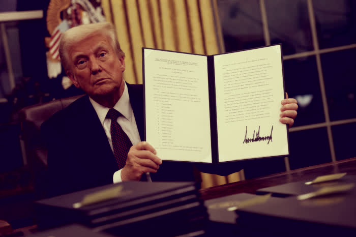 Prezydent Donald Trump podpisał rozporządzenia wykonawcze w Gabinecie Owalnym 20 stycznia 2025 roku w Waszyngtonie. Trump obejmuje urząd na swoją drugą kadencję jako 47. prezydent Stanów Zjednoczonych.