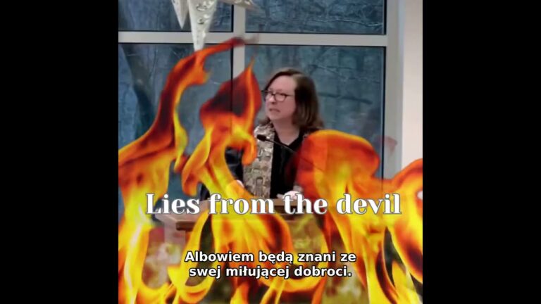 Grupa osób dyskutująca nad otwartą Biblią w nowoczesnej sali konferencyjnej w Polsce